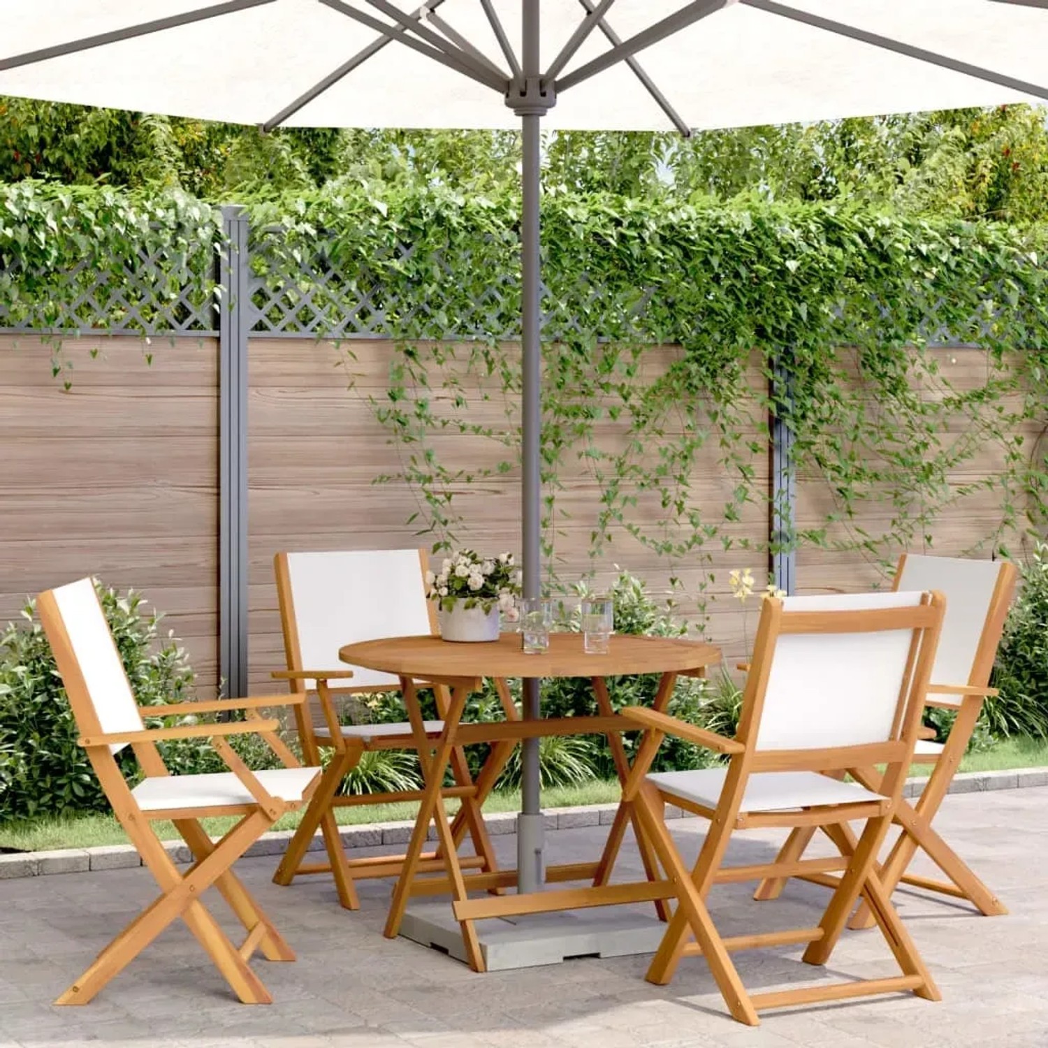 5-teilige Garten-Essgruppe aus Holz und Stoff in Cremeweiß unter einem Sonnenschirm.