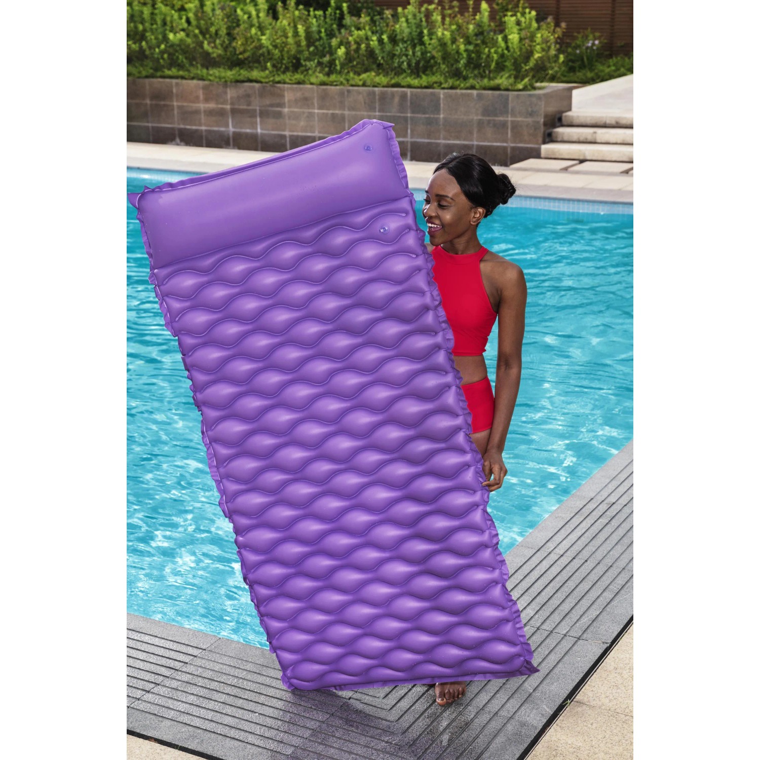 Lila Bestway Luftmatratze Float'n Roll (213x86cm) am Pool. Ideal zum Entspannen und Sonnenbaden.