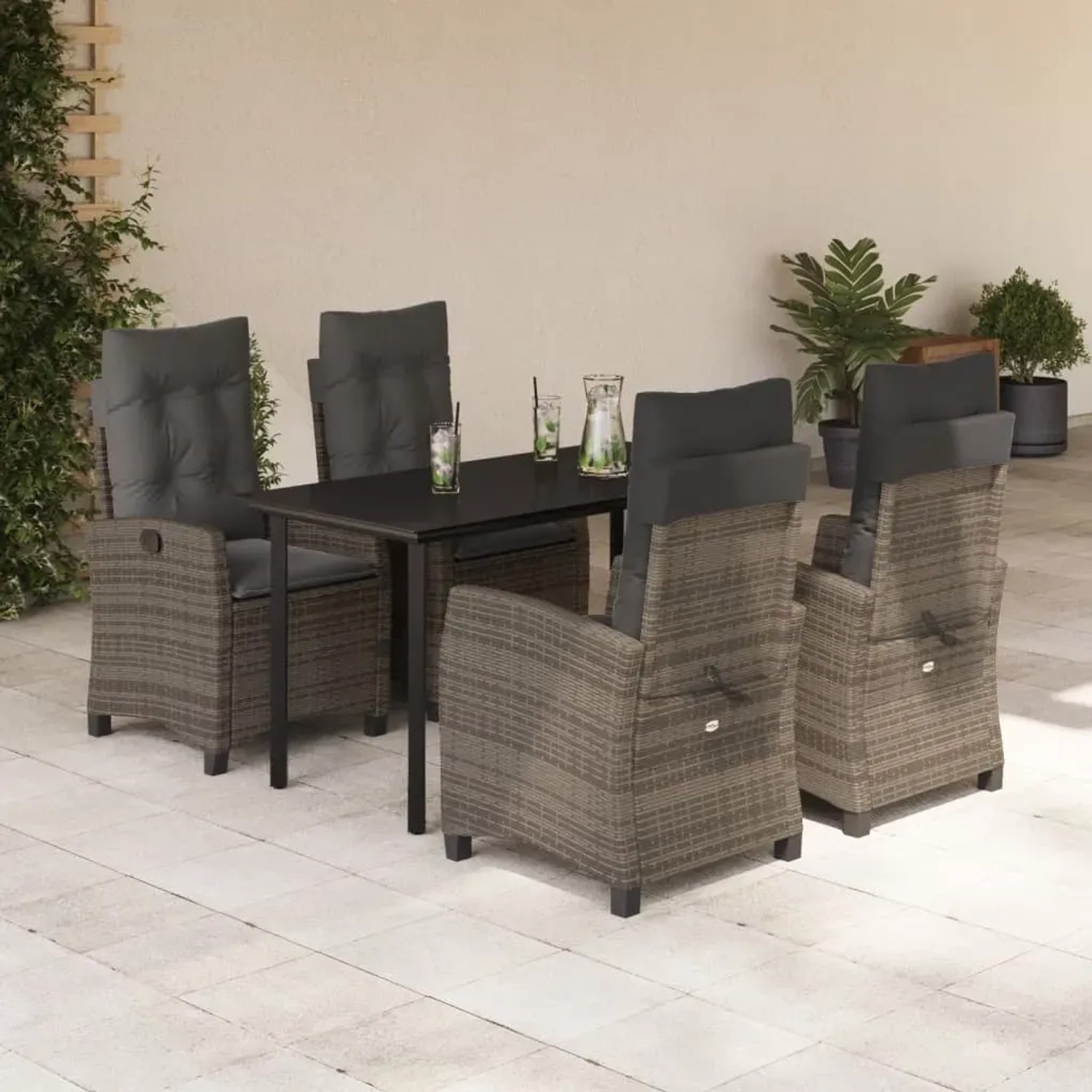 5-teilige Garten Essgruppe aus grauem Poly Rattan mit Tisch und 4 Sesseln mit Kissen.