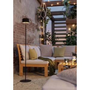 Schwarze EGLO Solar LED Stehleuchte ROCCANOVA mit Touchdimmer und Akku im Außenbereich.