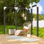 Klares Glaszaun Element als Sichtschutz auf einer Holzterrasse, mit dunklen Pfosten und weißem Eckverbinder, im Garten.