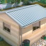 Sarei Enddeckel für SDF-Halbrundrinne Piccolo Alu Natur RG 80 am Dach eines Gartenhauses.