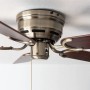 Extra flacher Deckenventilator Pepeo Kisa Deluxe mit Rosenholz- und Walnussflügeln.