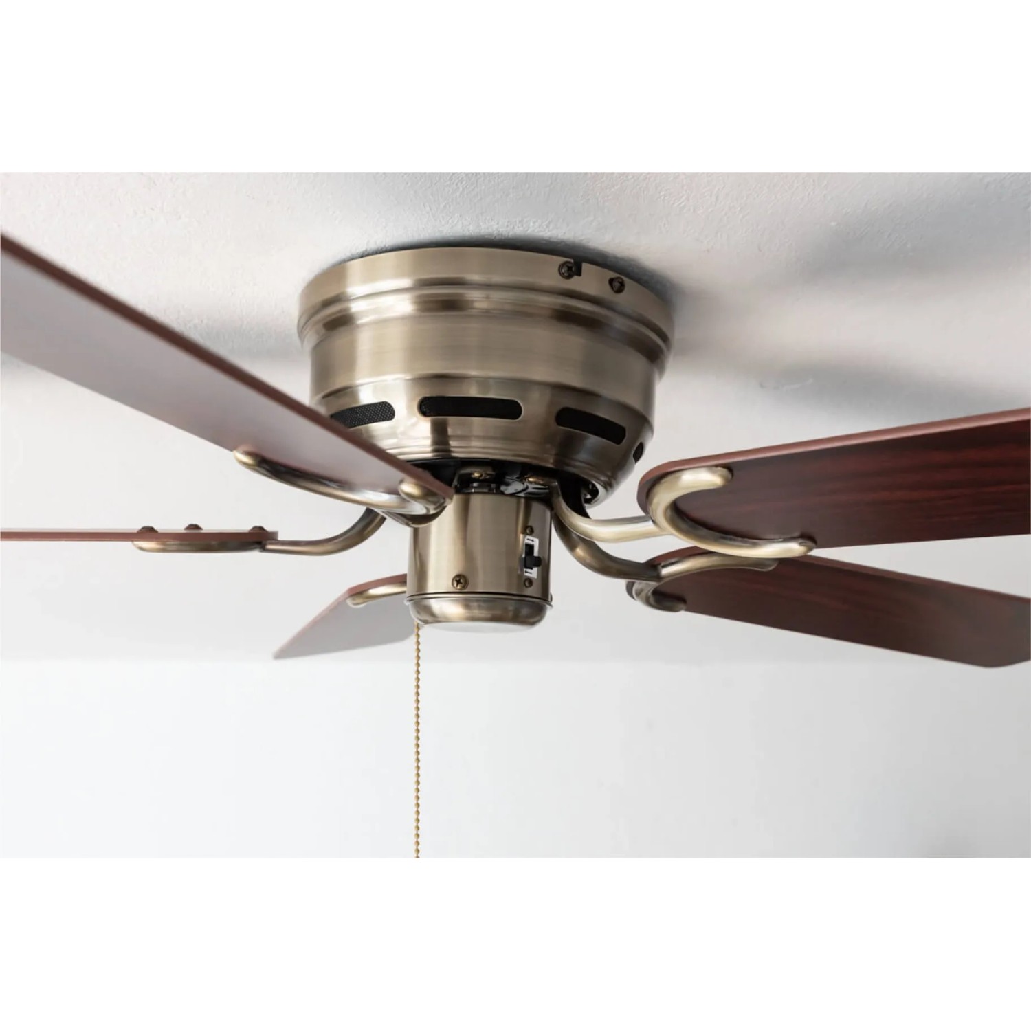 Extra flacher Deckenventilator Pepeo Kisa Deluxe mit Rosenholz- und Walnussflügeln.