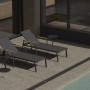 Anthrazitfarbene Best Sonnenliege Paros mit Teakholz-Armlehnen am Pool.
