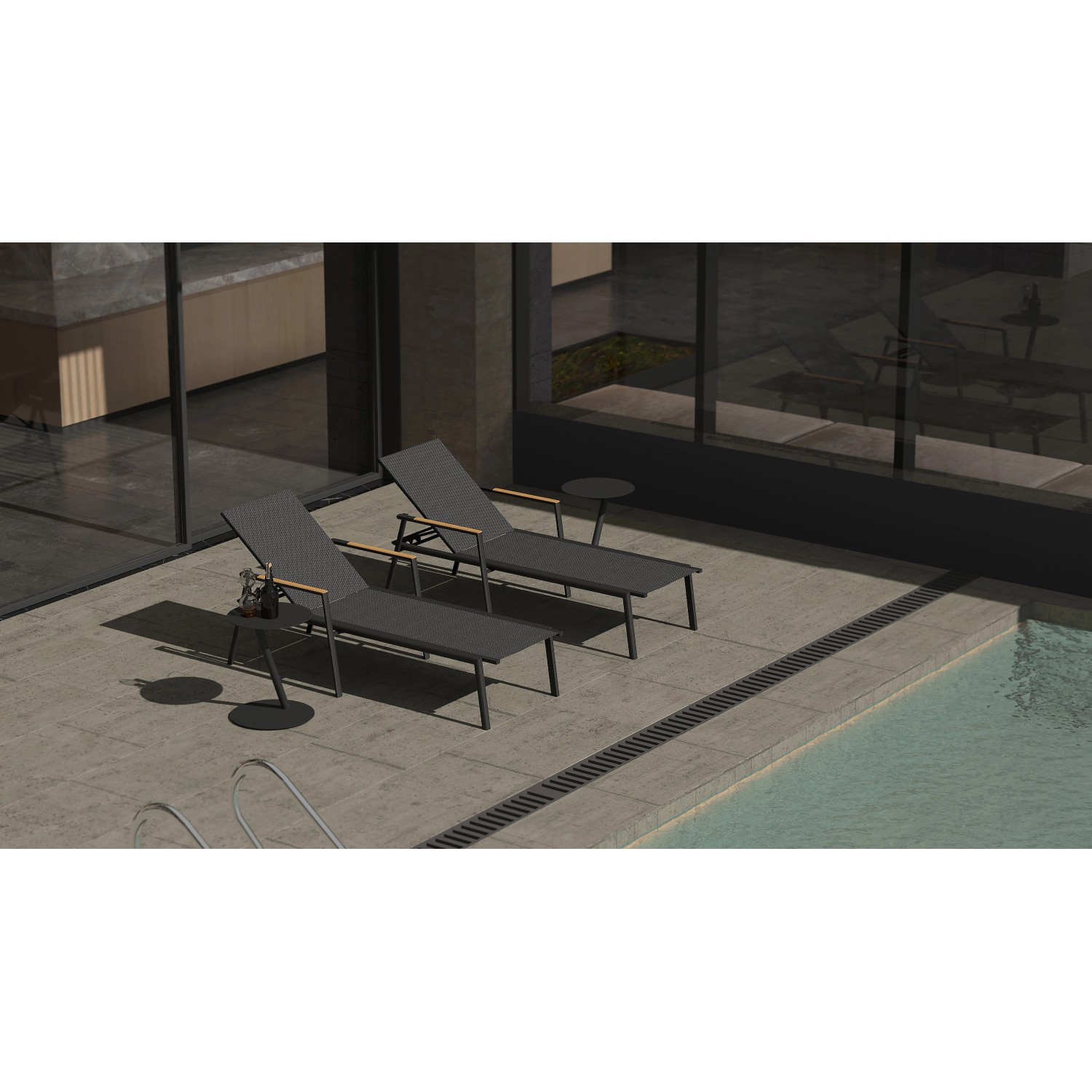 Anthrazitfarbene Best Sonnenliege Paros mit Teakholz-Armlehnen am Pool.