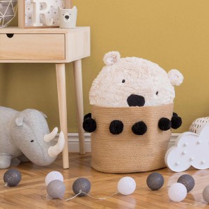 Kinderzimmer Deko mit Bricoflor Tapete im Hintergrund, Bär Aufbewahrungskorb und Spielzeug.