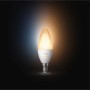 Philips Hue E14 Kerzenform Leuchtmittel, warmweiß leuchtend, mit Farbverlauf im Hintergrund.