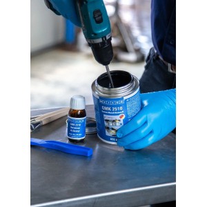 WEICON GMK 2510 Gummi-Metall-Klebstoff mit Härter wird mit einem Bohrer angerührt.
