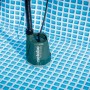 Metabo Akku-Tauchpumpe TPF 18 LTX 2200 im Pool, eine Elektro-Pumpe zur Gartenbewässerung.