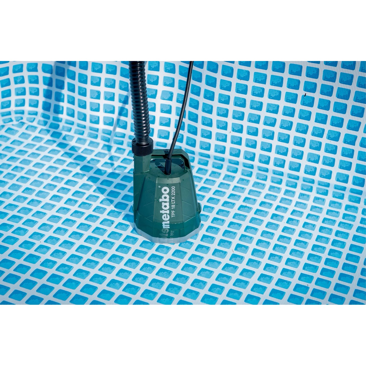 Metabo Akku-Tauchpumpe TPF 18 LTX 2200 im Pool, eine Elektro-Pumpe zur Gartenbewässerung.