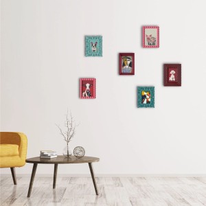 Art Universe Leinwandbilder: Mehrere kleine, gerahmte Bilder als moderne Wanddekoration im Wohnraum.