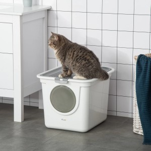 Katze sitzt auf PawHut Katzentoilette mit Schaufel, geschlossen, weiß.