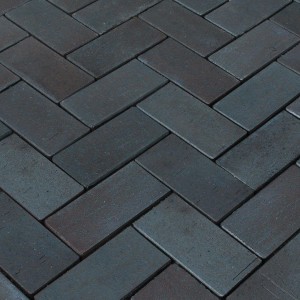 Schwarze Pflasterklinker Potsdam im Fischgrätmuster, 10x20x5,2 cm.