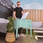 Axi Kühlwagen Retro Mint (76 l) mit Mann im Garten, ideal für Partys und zum Kühlen von Getränken.