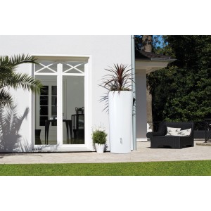 Garantia Regenwasser-Behälter 2in1 Color 350 l Coco, weiße Regentonne mit Pflanzschale im Garten.
