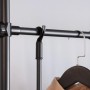 Detailaufnahme: Schwarzer SoBuy Kleiderständer mit Haken und Kleiderbügel.