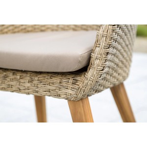 Detailaufnahme: Sessel aus dem Merxx Arrone Gartenmöbel-Set mit Akazienholz und Kunststoffgeflecht.