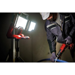 Einhell Akku-Lampe TP-CL 18/3.000 auf Stativ im Einsatz, rot-schwarz. Baustellenlampe mit LED.