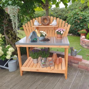 Promadino Gärtnertisch Helga mit verzinkter Arbeitsplatte im Garten.