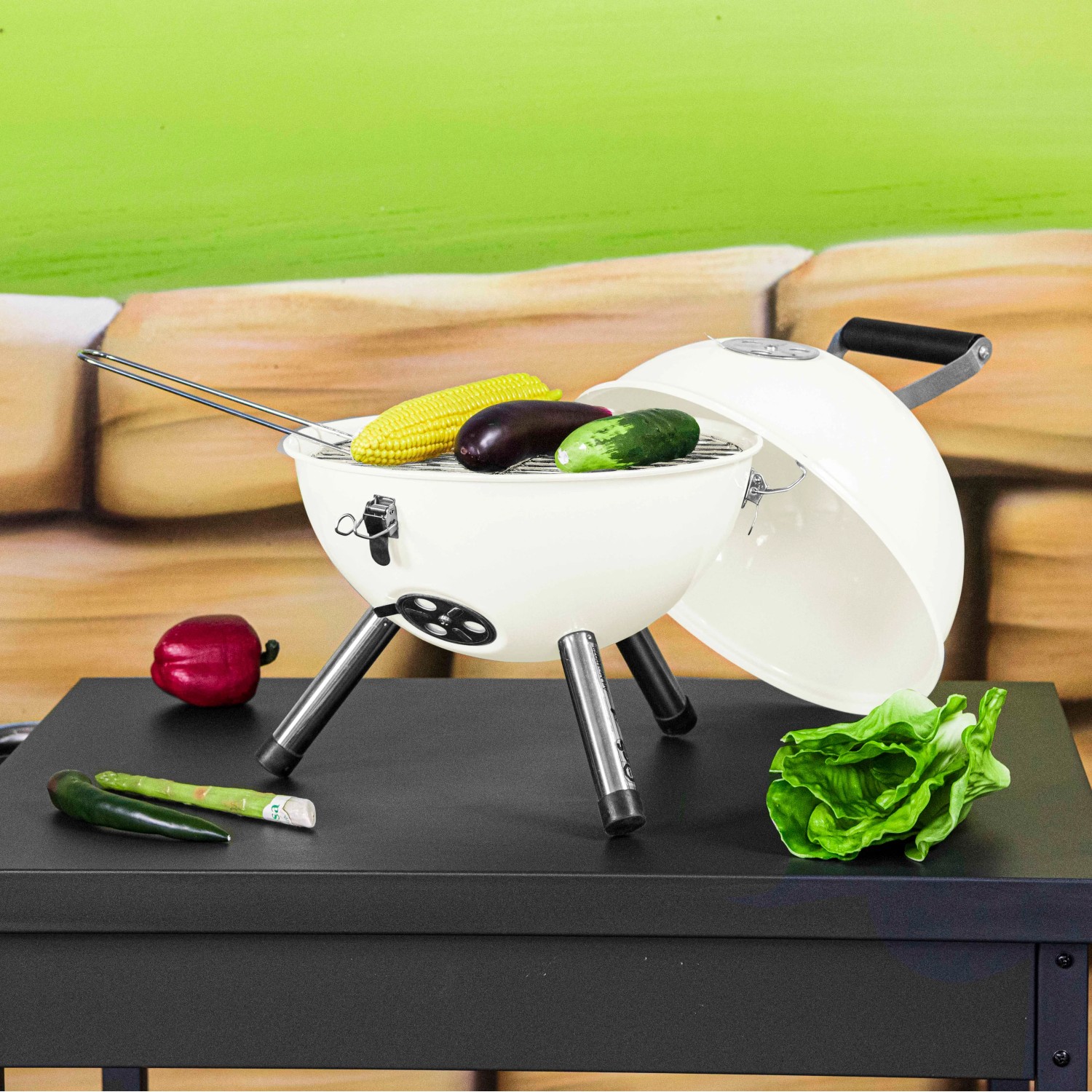 Activa Kugelgrill Mallorca, Ø 30 cm, creme, mit Gemüse auf dem Grillrost.