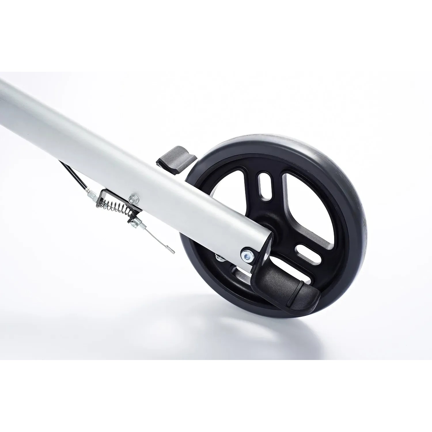 Detailaufnahme Rad mit Bremse vom Ridder Rollator Premium, Sport & Fitnessgerät.