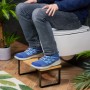 Person nutzt Relaxdays Toilettenhocker aus Bambus mit schwarzen Eisenbeinen für natürliche Hocksitzhaltung. Rutschfester Badhelfer.