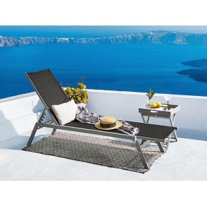 Verstellbare, schwarze Beliani Gartenliege mit silbernem Gestell auf einer Terrasse mit Meerblick.