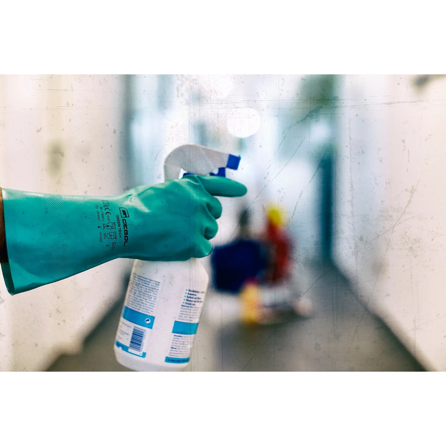 Grüner Gebol Green Tech Arbeitshandschuh Größe L beim Reinigen mit Sprühflasche.