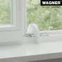 Weiße Wagner Tür- und Fensterklemme aus Schaumstoff am Fensterrahmen befestigt.