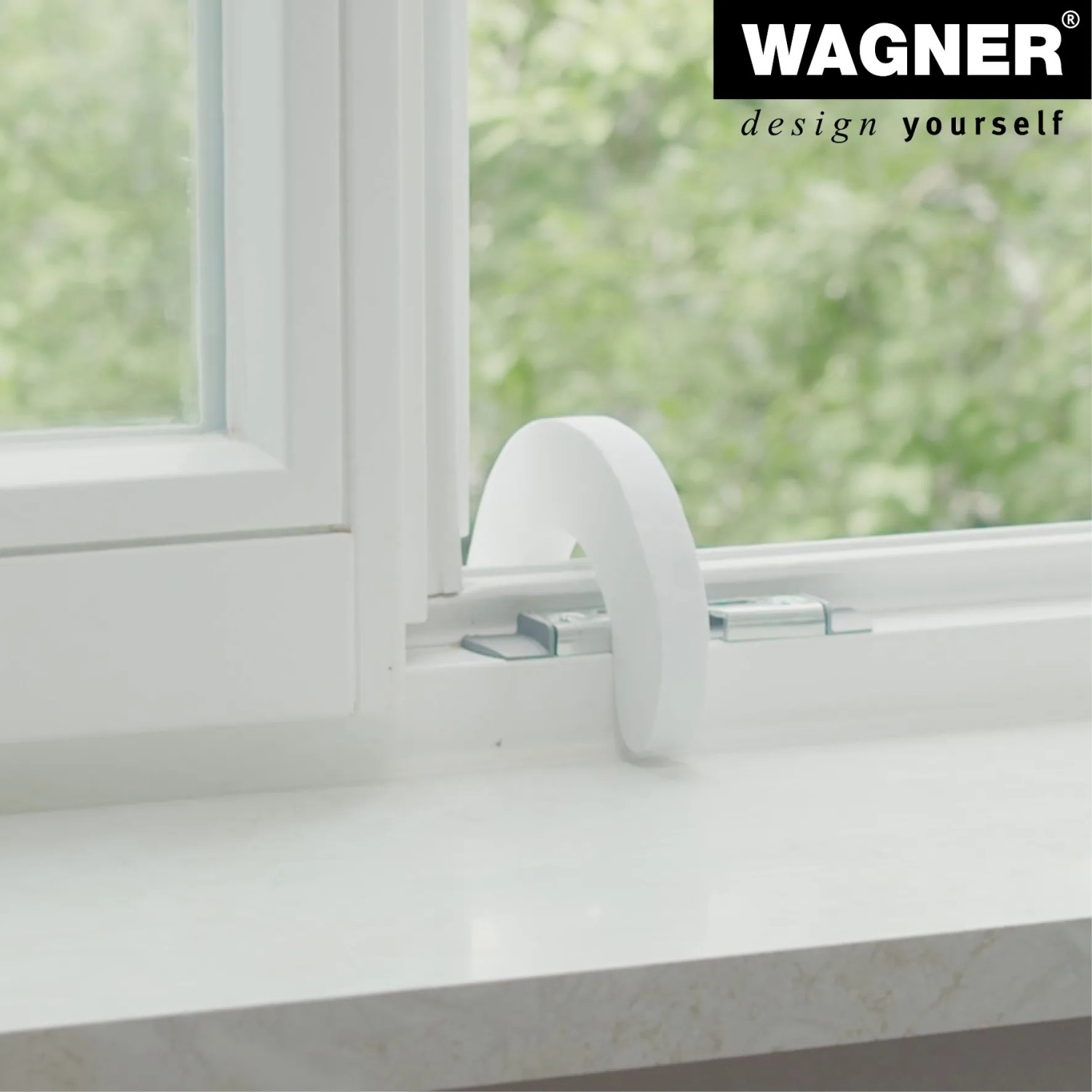 Weiße Wagner Tür- und Fensterklemme aus Schaumstoff am Fensterrahmen befestigt.