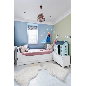 Kinderzimmer mit Frozen Wandsticker: Elsa und Anna als Wanddeko über einem weißen Bett.