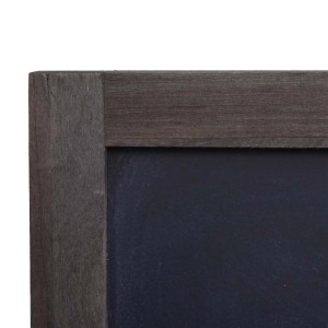Grau-braune Werbetafel aus Paulowniaholz im Shabby-Look. Detailansicht der Ecke mit schwarzer Kreidetafel.