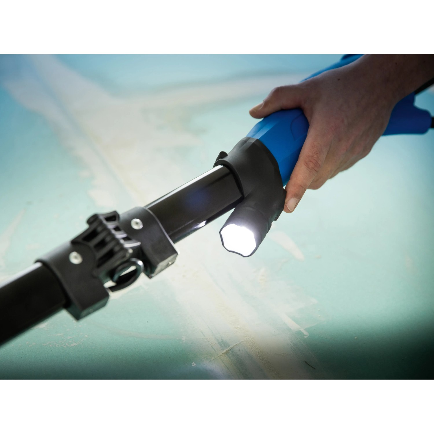 LUX Trockenbauschleifer TBS-710 mit LED-Arbeitsleuchte im Einsatz.