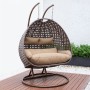 Home Deluxe Hängesessel Twin aus Polyrattan, braun, mit Kissen und Regenabdeckung.