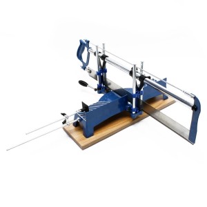 Wiltec Gehrungssäge 600mm: Blaue Kappsäge mit Metallsägeblatt auf Holzsockel.