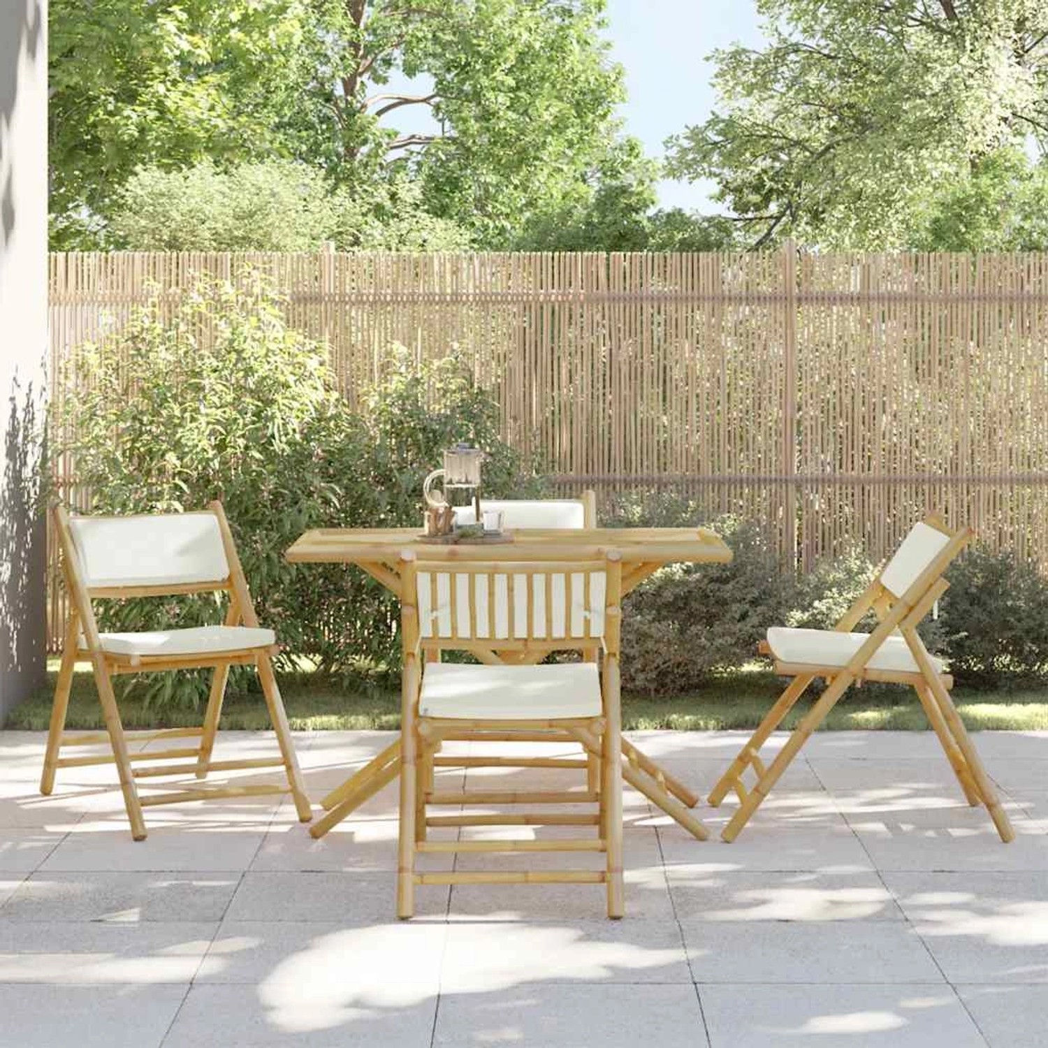 5-teiliges Bistro-Set aus Bambus mit cremeweißen Kissen. Klappbare Gartenmöbel für Terrasse und Balkon.