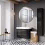 Modernes Badezimmer mit schwarzem Waschbeckenunterschrank Madrid (80 cm) und passendem Spiegelschrank.