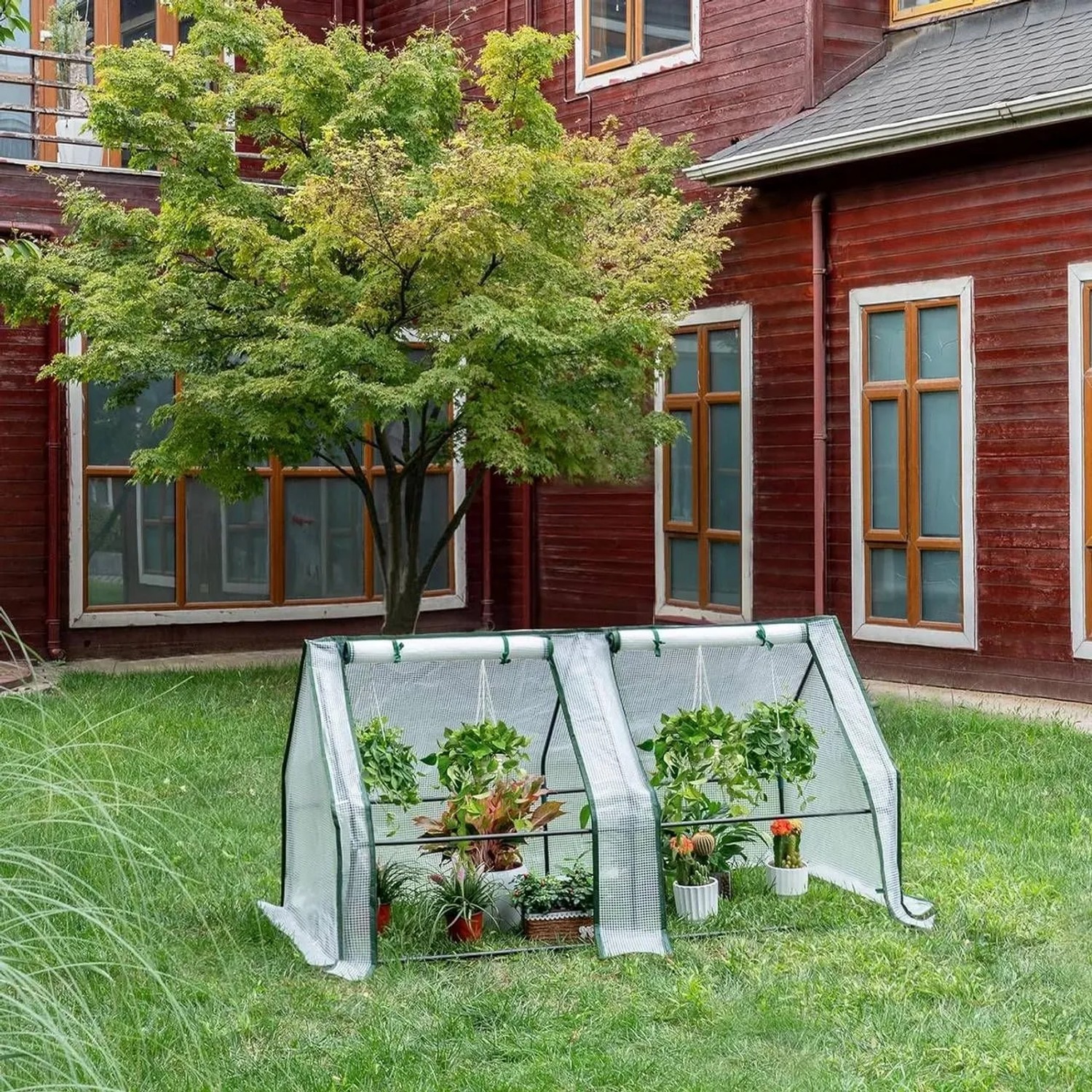 Weißes WOLTU Foliengewächshaus mit Metallrahmen und Fenstern, 180x90x90 cm, im Garten.