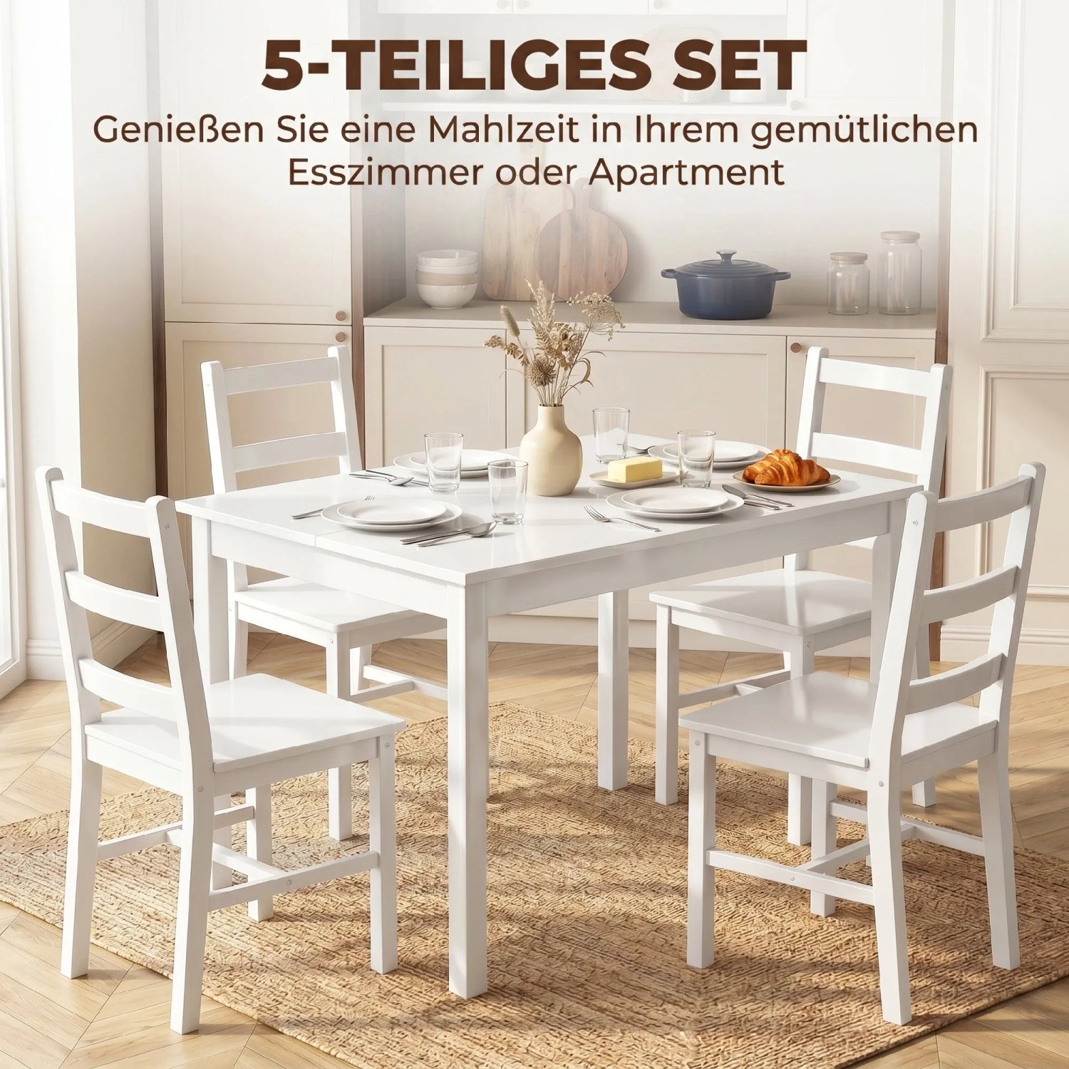 Weiße 5-teilige HOMCOM Essgruppe aus Kiefernholz mit rechteckigem Tisch und 4 Stühlen, gedeckt im Esszimmer.