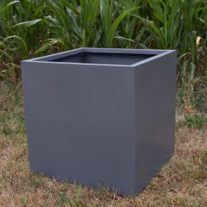 Quadratischer, anthrazit-metallic Fiberglas Pflanzkübel (70x70x70cm) für Garten und Terrasse.