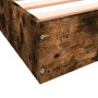 Dunkelbraunes vidaXL Bettgestell aus Holzwerkstoff in Räuchereiche, Detailansicht der Ecke mit Holzmaserung und Latten.