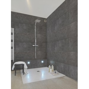 Badezimmer mit Grosfillex Wandverkleidung Element Compact Beton Anthrazit, 120x37,5 cm.