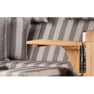 Detailansicht Strandkorb Rantum Teak: Ausklappbarer Tisch, grau gestreifte Polster.