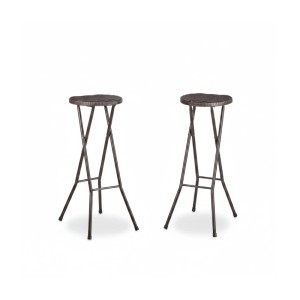 Zwei braune, klappbare Barhocker aus Polyrattan und Stahl. Faltbare Hocker für Garten, Balkon und Bar.