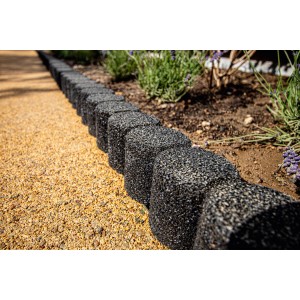 Schwarze Terrasoft Beeteinfassung aus Gummigranulat, flexibel für Gartenwege und Beete.