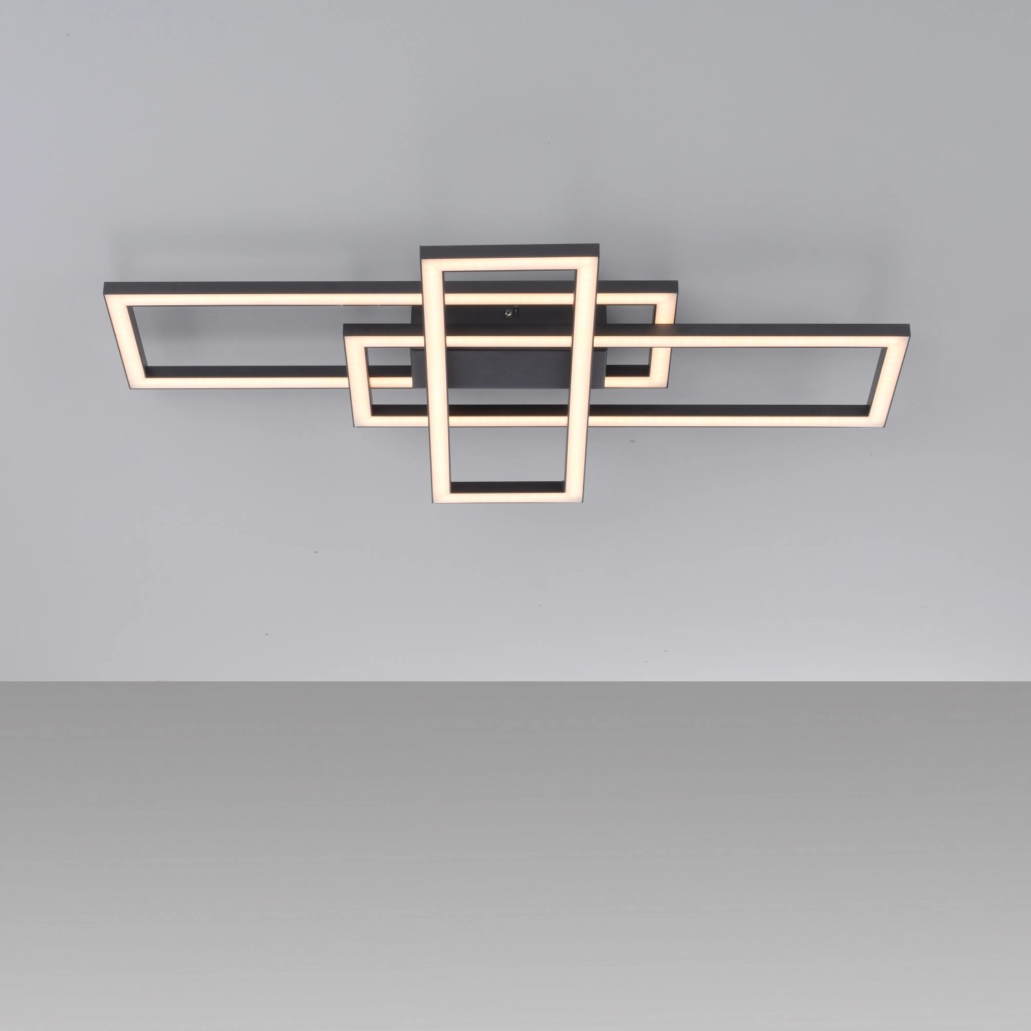 Moderne, schwarze LED-Deckenleuchte Iven mit geometrischem Design für Wohnräume.