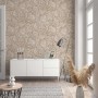 Beige Vliestapete Botanica Floral von Marburg mit floralem Muster im Wohnraum.