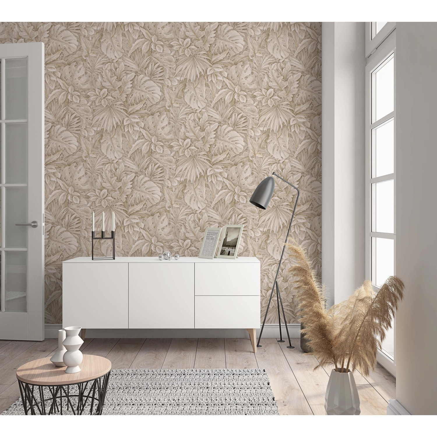 Beige Vliestapete Botanica Floral von Marburg mit floralem Muster im Wohnraum.