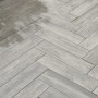 Grau-alpine Rayon Außenplatten (80x20x7,5 cm) im Fischgrätmuster verlegt.